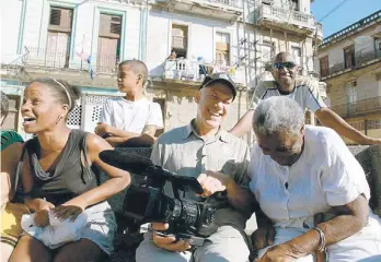  ??  ?? Cuba and The Cameraman. Respira la nostalgia de las grandes utopías: comienza en tiempos dorados de la revolución en la isla y llega hasta 2016 (arriba).
