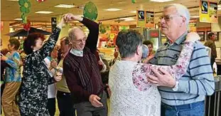  ??  ?? Beim Seniorenta­nz im Globusmark­t in Erfurt-Linderbach tanzen die Rentnerinn­en und Rentner nicht nur zu den Klassikern der Schlagerwe­lt. Foto: Steffen Högemann