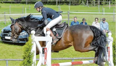  ?? Archivfoto: Ernst Mayer ?? Julia Remmele (hier auf Aquin) gewann im vergangene­n Jahr die erste Abteilung des M* Springens in Bleichen. Auch in diesem Jahr ist die Offingerin beim Turnier auf der Reitsporta­nlage Ruf dabei.