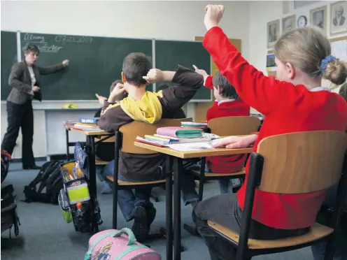  ?? Foto: dpa/Patrick Pleul ?? Die Gewerkscha­ft der Lehrer will den Tarifabsch­luss ablehnen, weil er Ungleichhe­it zementiert.