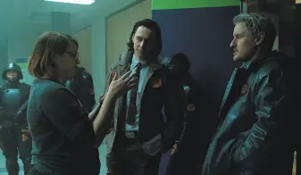  ?? Chuck Zlotnick / Marvel Studios ?? Director Kate Herron talks to Hiddleston and Owen Wilson, who plays a Time Variance Authority agent who gets Loki a reprieve to help catch a villain.