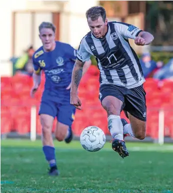  ?? Photo: Paul Smith ?? IN CONTROL: Willowburn’s Brodie Welch (right) finds space in his side’s match against USQ.