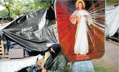  ?? ANDRÉS MARTÍNEZ/REUTERS ?? Un manifestan­te, junto a una barricada ante la Universida­d Nacional de Nicaragua (UNAN), en Managua.