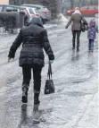  ?? FOTO: ARMIN WEIGEL/DPA ?? Gefrierend­er Regen sorgte am Mittwoch für spiegelgla­tte Wege und Straßen.