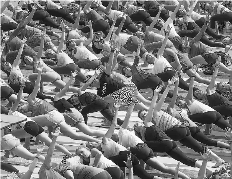  ?? Jenele Schneider / Postmedia News ?? An outdoor yoga class in Vancouver last summer sponsored by Lululemon. Shareholde­rs are complainin­gthat the board of the retail company has yet to hold a promised governance review.