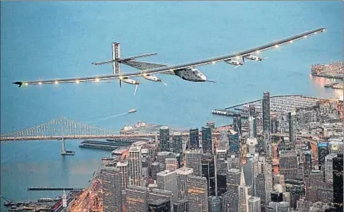  ?? NOAH BERGER / AP ?? La aeronave impulsada por energías limpias, la Solar Impulse II, sobrevolan­do San Francisco el pasado sábado