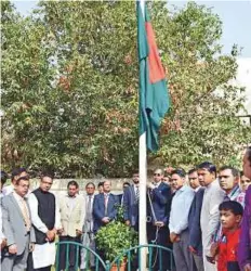  ?? Ahmed Kutty/Gulf News ?? Bangladesh Ambassador Mohammad Imran (centre) raising the flag to mark Independen­ce Day celebratio­ns of Bangladesh in Abu Dhabi yesterday.