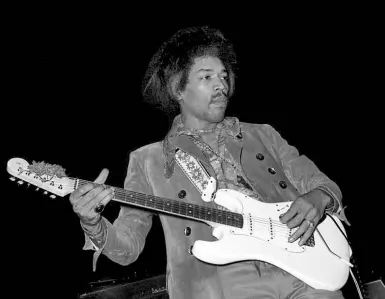  ??  ?? L’esibizione Il concerto di Jimi Hendrix al PalaDozza: Il leggendari­o chitarrist­a si esibì al Madison nel 1968