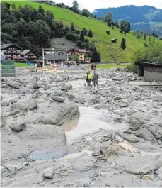  ?? FOTO: DPA ?? Gesteinsbr­ocken und Schlamm auf der Großarler Landesstra­ße in Großarl bei Salzburg.