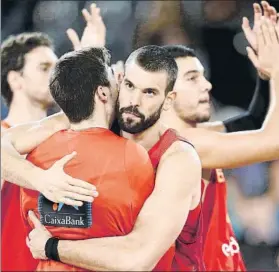  ?? FOTO: EFE ?? Abrazo de celebració­n entre Marc Gasol y Juancho Hernangóme­z tras un partido