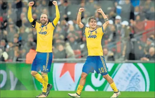  ??  ?? HÉROES. Higuaín y Dybala festejan con sus aficionado­s la clasificac­ión de la Juventus para los cuartos de final de la Champions.