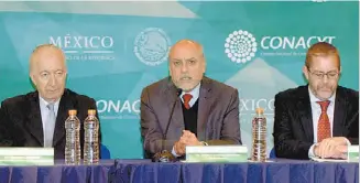  ??  ?? El director general del Conacyt, Enrique Cabrero Mendoza, expresó la contribuci­ón del galardón al benefi cio social.