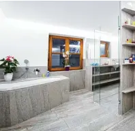  ?? Fotos: Steinmetz Huber ?? Elegant und einladend: Der schön gemusterte Stein wird im Bad zum zeitlosen Klassiker.