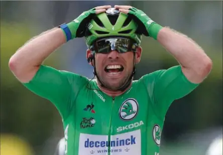  ?? FOTO: GUILLAUME HORCAJUELO/RITZAU SCANPIX ?? Vantro lagde Mark Cavendish sine haender på hjelmen, da han i går i Châteaurou­x indkassere­de sin 32. Tour-sejr.