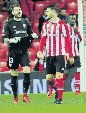  ?? FOTO: MD ?? Aduriz y el portero Herrerín, desolados El Formentera apeó a un histórico de la Copa