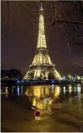  ?? (Afp) ?? Piena Sopra, un albero e un lampione sulle sponde dell’Île Saint-Louis, lungo la Senna a Parigi (Epa). A sinistra, il riflesso della Tour Eiffel sul fiume in piena (Epa). Sotto, il ministro francese dell’ecologia, Nicolas Hulot (al centro), su un mezzo...