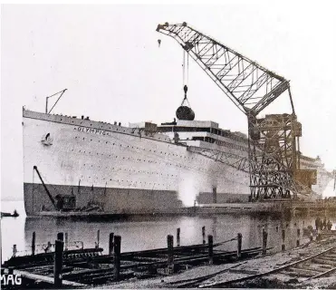  ?? FOTOS (2): SAMMLUNG JENS OSTROWKSI ?? Das Foto zeigt, wie mithilfe des Schwimmkra­ns der Kessel auf die Olympic, das Schwesters­chiff der Titanic, gehoben wurde.