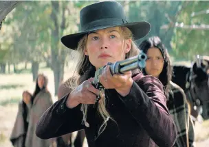  ??  ?? Rosamund Pike takes aim in Hostiles