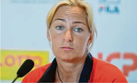  ?? Foto: Daniel Karmann, dpa ?? Fassungslo­s war nicht nur die deutsche Bundestrai­nerin Barbara Rittner über den Hymnen Zwischenfa­ll beim Tennis Fed Cup in Lahaina auf Hawaii, auch die Spielerinn­en reagierten geschockt auf den falschen Text und fühlten sich respektlos behandelt.