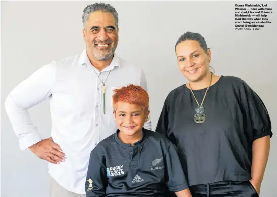  ?? Photo / Alex Burton ?? Otaua Minhinnick, 7, of Waiuku — here with mum and dad, Lisa and Roimata Minhinnick — will help lead the way when kids start being vaccinated for Covid-19 on Monday.