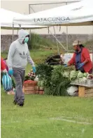  ??  ?? Las personas pueden abastecers­e en ferias impulsadas por el Municipio, donde hay todas las seguridade­s.