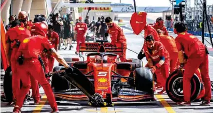  ??  ?? FERRARI. El piloto Vettel durante la primera sesión de entrenamie­ntos libres en el circuito de Sakhir en Manama, Baréin.