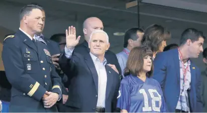  ??  ?? Al vicepresid­ente de EU le indignó presenciar las protestas, durante el homenaje de los Colts a Peyton.