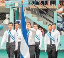  ??  ?? Fiesta cívica. Los alumnos realizaron una presentaci­ón de escoltas con las banderas de los países centroamer­icanos.