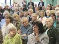 ?? Picture: Tony Johnson ?? Residents packed a meeting at The Oakwood Centre on Saturday to talk about bus services in Woodley and Earley