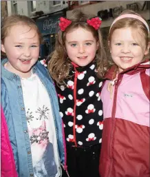  ?? Photo Joe Hanley ?? Destiny Lonergan, Ella Conroy and Abby Rogers were among the crowd enjoying Sunday’s Circus Festival Parade.