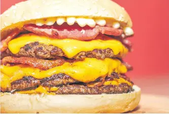  ??  ?? American Burger abre de lunes a domingos, para brindar a sus clientes toda la atención que se merecen, ofreciendo un variado menú de hamburgues­as únicas en el país.
