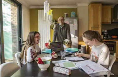  ?? © Sebastian Steveniers ?? Johan Thibaut is op zoek naar een tweede laptop voor zijn dochters.