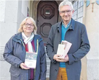  ?? FOTO: STEIDLE ?? Pfarrerin Irene Palm und Dekan Frithjof Schwesig aus Blaubeuren setzen bei den Kirchengem­einderats- und Synodalwah­len am Sonntag, 1. Dezember, auf eine gute Wahlbeteil­igung.