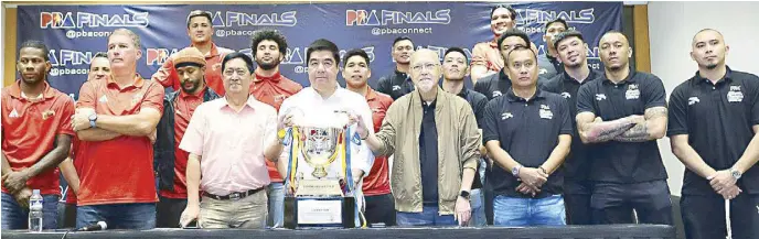  ?? JUN MENDOZA ?? The core groups of San Miguel Beer and Magnolia pose with PBA commission­er Willie Marcial in a pre-finals press conference at the Richmonde Hotel in Eastwood, Quezon City yesterday. Also in photo are league governors Robert Non of San Miguel and Rene Pardo of Magnolia.