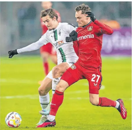  ?? FOTO: D. INDERLIED/DPA ?? Zwei Nationalsp­ieler im direkten Duell: Gladbachs Florian Neuhaus (l.) und Leverkusen­s Florian Wirtz.