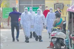  ?? HT PHOTO ?? ■
Doctors at district hospital in Agra after six persons referred to Delhi as suspected cases of coronaviru­s on Tuesday.