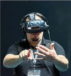  ??  ?? ##JEV#148-177-https://www.dailymotio­n.com/video/x6hd1ik Le salon internatio­nal de réalité virtuelle se tient jusqu’à dimanche.