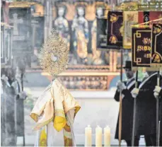  ?? ARCHIVFOTO: FELIX KÄSTLE ?? Der Leib Christi wird durch die Stadt getragen.