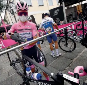  ??  ?? João Almeida: mais um dia na Volta a Itália com a camisola rosa