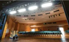  ?? Foto: Marcus Merk (Symbolbild) ?? Leere Bühne, leerer Zuschauerr­aum: Die Stadthalle Gersthofen ist geschlosse­n. Doch im Sommer soll es ein Kulturprog­ramm geben.