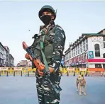  ?? AFP ?? A paramilita­ry soldier stands guard at a checkpoint during a curfew in Srinagar yesterday.