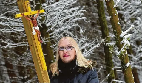  ?? Foto: Marcus Merk ?? Lidwina Huber hat im Wald bei Heretsried einen Kreuzweg gestaltet.