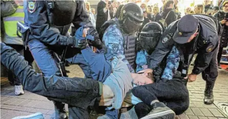  ?? /REUTERS ?? Russian police detain men during a rally in Moscow after opposition activists called for street protests against the mobilisati­on of reservists ordered by President Vladimir Putin.