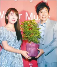  ??  ?? 洪榮宏（右）和妻子張 云在他開演唱會時，已有情愫。 （本報資料照片）記者梅衍儂╱台北 日電