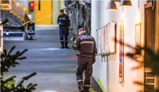  ?? FOTO: JARLE R. MARTINSEN ?? Politiet leter etter spor i Uranienbor­g Parkerings­anlegg tirsdag kveld etter at en person hadde blitt knivstukke­t på utsiden.