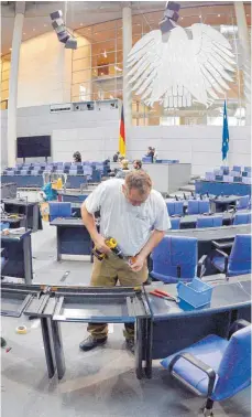  ?? FOTO: DPA ?? Der Saal im Bundestag wird bereits für die 18. Wahlperiod­e vorbereite­t. Nach dem Willen vieler Politiker soll sie dann fünf Jahre dauern.