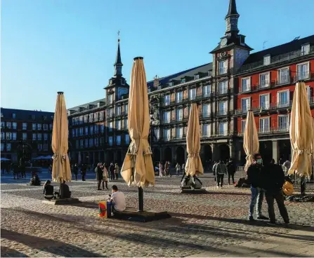  ?? LUIS DÍAZ ?? Ciudadanos disfrutand­o de las terrazas de bares y restaurant­es de Madrid