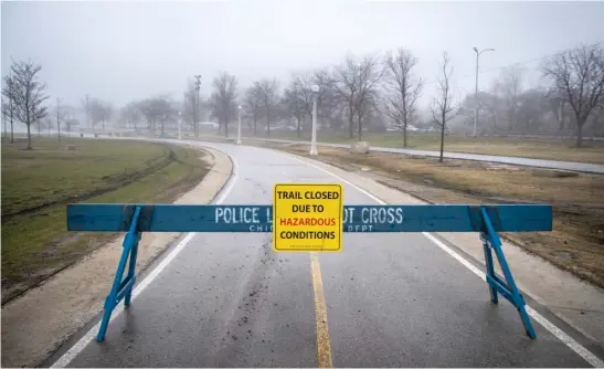  ??  ?? A police barricade blocks access to the Lakefront Trail at Fullerton Avenue on Thursday afternoon as the city closes the area amid fears of the coronaviru­s pandemic.