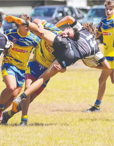  ?? Picture: LEA COGHLAN ?? GOING DOWN: Malanda’s Keyarn Porter tackles Clayton Dalgety during the EDJRL Under 16s grand final.