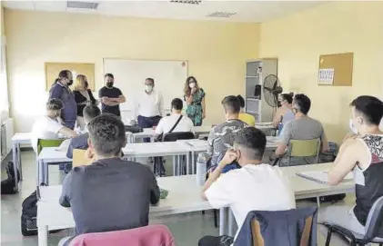  ?? EP ?? Clase teórica para los alumnos de las escuelas profesiona­les que están ahora funcionand­o.